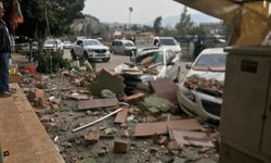 Fırtınada Yıkılan Duvar 3 Otomobile ve 1 Motosiklete Zarar Verdi