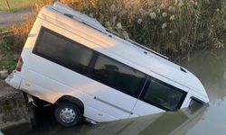 Antalya’da Minibüs Kazası: Araç Sulama Kanalına Girdi