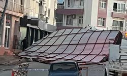 Mut’ta Şiddetli Fırtına: Çatı Yola Savruldu