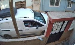 Kargo Paketini Araçtan Bahçeye Fırlattı