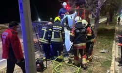 Erdemli’de Kamyonet Devrildi: Sürücü İtfaiye Ekiplerince Kurtarıldı