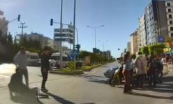 Kırmızı Işıkta Geçen Otomobil Kuryeye Çarptı, Kaza Anı Kamerada