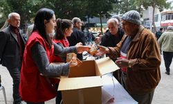 Mersin’de Regaip Kandili Bereketi: 15 Bin Kandil Simidi Dağıtıldı