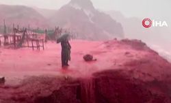 Kızıl Sahil'de deniz suyunun rengi yağışın ardından kızıla döndü