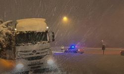 Bolu Dağı Ağır Tonajlı Araçların Geçişine Kapatıldı: Kar Kalınlığı 40 Santimetreyi Geçti