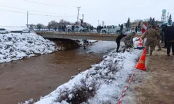 Otomobil Sulama Kanalına Düştü: Baba ve Çocukları Kayıp!
