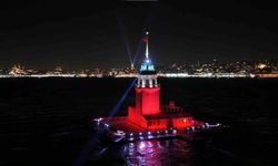 Üsküdar Kız Kulesi’nde yılbaşına özel ışık şovu mest etti