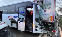 Pendik’te Midibüs TIR’a Çarptı: 3’ü Ağır 13 Yaralı