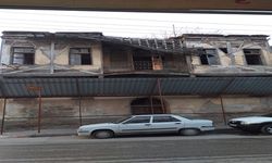 Tarihi Binanın Çatısı Çöktü, Esnaf Önlem İstedi