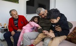 Hayatını Torunlarına Adayan Dede ve 3 Torununa Sıcak Yuva