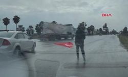 Kara yoluna düşen Türk bayrağını katlayıp, kaldırdılar