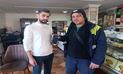 Parkta Temizlik Yaparken Bulduğu Telefonu Yazı Asarak Sahibine Ulaştırdı