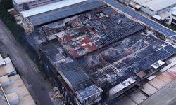 Yangına Müdahale Eden 12 İtfaiyeci Dumandan Etkilendi, Fabrika Havadan Görüntülendi