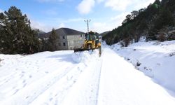 Mezitli’de Kırsal Mahallelerde Karla Mücadele Çalışmaları Sürüyor