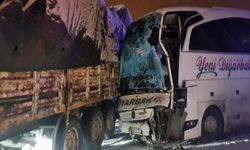 Tır ile Yolcu Otobüsü Çarpıştı: 3 Yaralı