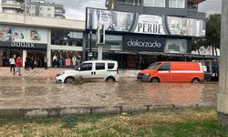 Mezitli Deresi Taştı, GMK Bulvarı Sular Altında Kaldı