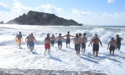 Gelenek Bozulmadı: Yılın İlk Gününde Denize Girdiler