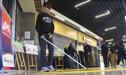 Vatandaşlar Beyaz Bastonla Gözleri Kapalı Yürüdü