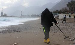 Dev Dalgaların Vurduğu Sahilde Dedektörle Arama Yaptılar