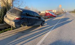 Serik’te İki Otomobil Çarpıştı, Araç Demir Bariyerde Asılı Kaldı