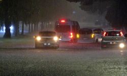 Sağanak Yağmur Yolları Göle Döndürdü