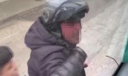 Yol Verme Kavgası Büyüdü: Motosikletli Kaskıyla Servise Saldırdı