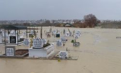 Adana'da Yağıştan Sonra Kanal Taştı, Mezarlık Sular Altında Kaldı