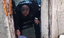 Tarsus’ta Evi Su Basan Yaşlı Adamın Yardımına Polis Yetişti