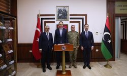 Bakan Bayraktar, Trablus'ta Libya Görev Grubu Komutanlığı'nı ziyaret etti