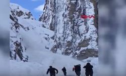 Hakkari-Van Yoluna Yakın Yere Çığ Düştü