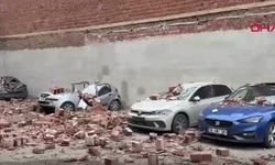 Şiddetli Rüzgar Nedeniyle Duvar Araçların Üzerine Düştü