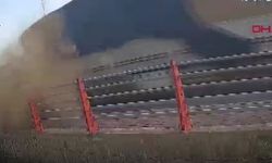 Yola Devrilen Saman Balyalarından Son Anda Kurtuldu