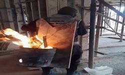 Kalıp Ustası, Teneke İçinde Yaktığı Ateşi Sırtına Koyup Çalışıyor