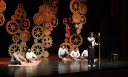 Bilgesu Erenus’un “Misafir” oyunu Mezitli’de tiyatroseverlerle buluşuyor