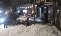 Çatıdan Düşen Kar Kütlesini Fark Edenler Son Anda Kurtuldu