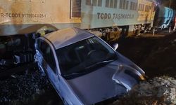Osmaniye’de hemzemin geçitte tren ile otomobil çarpıştı