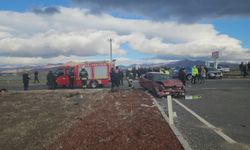 İki otomobil kavşakta çarpıştı: 1 ölü, 1 yaralı