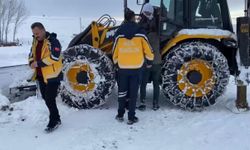 Kardan kapanan köy yolunda hasta, iş makinesiyle ambulansa ulaştırıldı