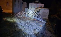 Manisa’da fırtınada cami minaresi devrildi