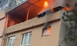 3 Katlı Binanın Çatı Katı Yandı