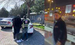 Trafikte tartışan iki sürücü kamerada