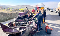 Otomobil TIR'ın altında 150 metre sürüklendi