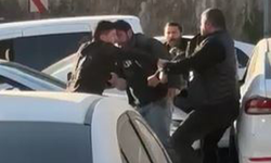 Trafikte tekmeli yumruklu yol verme kavgası kamerada