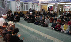 Erzincan’da Cami Ziyaretinde Çocuklara Oyuncak Dağıtıldı