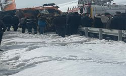 Yol Açma Çalışması Sırasında Karayolları’na Ait Kar Küreme Aracı Devrildi