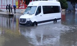 Antalya'da Kuvvetli Sağanak Hayatı Olumsuz Etkiledi