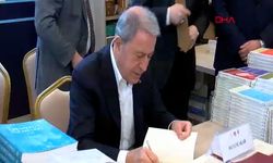 Hulusi Akar, 'Külliye'de Ramazan' etkinliklerinde imza gününe katıldı