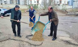 Adana'da  Bozuk Yolu Belediye  Yapmayınca Vatandaş Yaptı