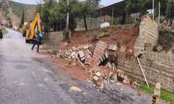 Yağmur Dolayısıyla Mezarlığın İstinat Duvarı Çöktü