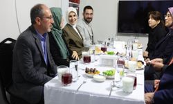 Bakan Göktaş, yeni evine kavuşan ailenin iftar sofrasına misafir oldu
